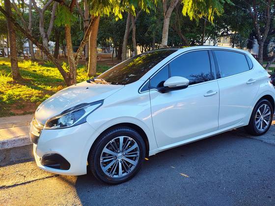 PEUGEOT 208 1.6 GRIFFE 16V FLEX 4P AUTOMÁTICO PEUGEOT 208 1.6 GRIFFE 16V FLEX 4P AUTOMÁTICO